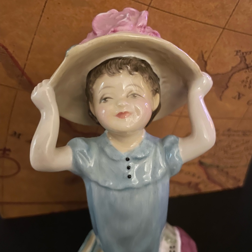 Sweet Royal Doulton HN2225 “Make Believe” figurine. - Picture 3 of 9